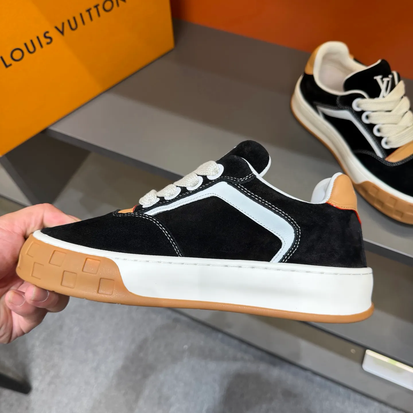 Factory price: 480💰Top version LV-Louis Vuitton-classic catwalk new model, empty glue process, original version 1:1 development! ! The upper foot is very comfortable. It is made of luxurious materials and fine workmanship. The midsole is printed with English letters "Made in Europe". The upper is made of calfskin imported from Italy. The side is decorated with the brand's LOGO and signature. The latest latex foot pads and mesh lining make the foot feel super comfortable. Original factory special supply of original two-color T men's shoes 💰U combination outsole. Bag technology Goodyear stitched edges Fabric: Exclusive custom first-layer cowhide Accessories: Exclusive private model Vuitton logo, lining: Customized silk mesh lining - first-layer silk cowhide lining Outsole: T men's shoes 💰U combination outsole wear-resistant, non-slip and anti-yellowing Foot pads: new latex pad-mesh sweat-absorbent Technology: fully computerized sewing machine wire drawing Toe cap Back cover Hot and cold shaping Full set of pull-top lasts, medium and low logo pattern, code number: 38-44, customized 45